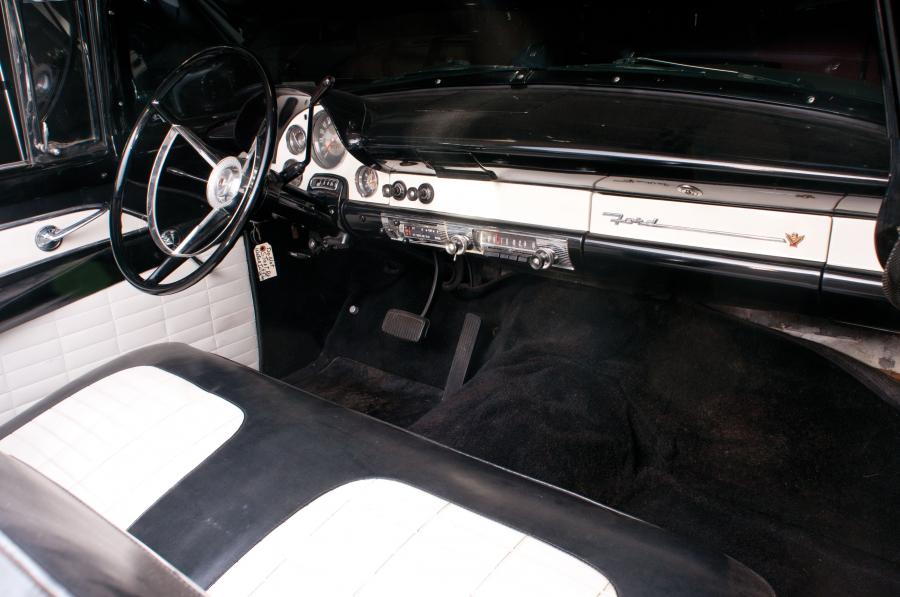  Ford Fairlane Sunliner Convertible 1956 года  (фото 11 из 42)